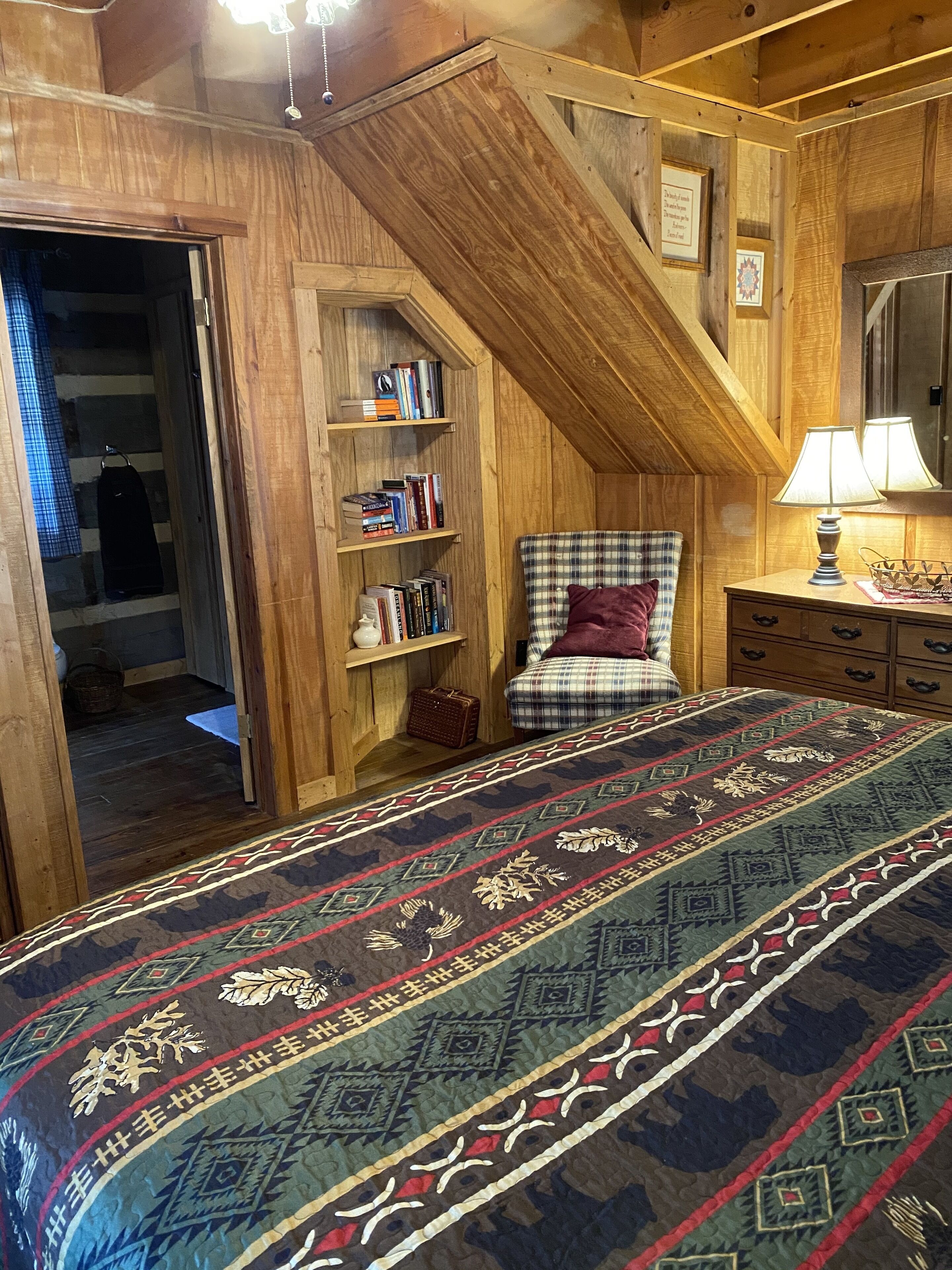 Creekside Cabin. Directly on a serene stream. Beautiful! 