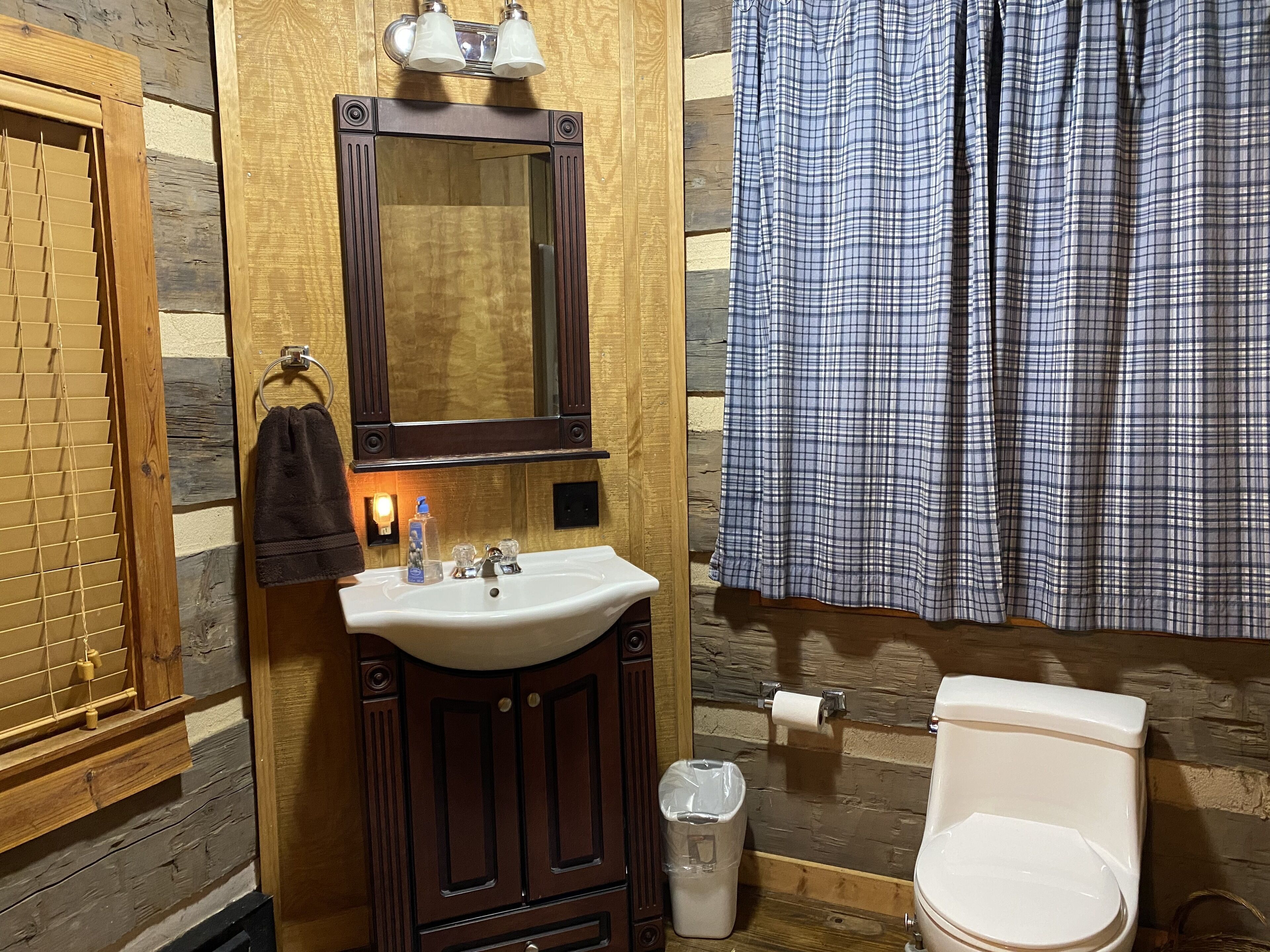 Creekside Cabin. Directly on a serene stream. Beautiful! 