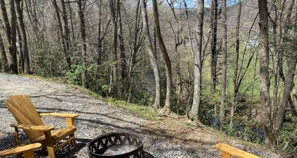 Cozy cabin on Howard's Creek! Near Fishing/ASU/Hiking/Tubing/Ziplines/Breweries!