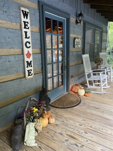 Cozy cabin on Howard's Creek! Near Skiing/Snow Tubing/ASU/Hiking/Breweries/Wine!
