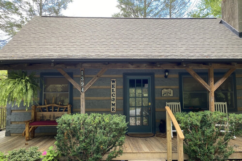 Creekside Cabin. Directly on a serene stream. Beautiful!