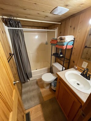 Duschwanne, Haartrockner, Handtücher, Seife