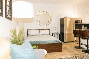 Iron/ironing board, free WiFi, bed sheets - Cozy Modern Bachelor in the Heart of Toronto (Toronto)