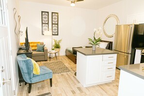 Interior - Cozy Modern Bachelor in the Heart of Toronto (Toronto)