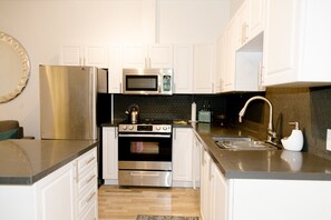 Fridge, microwave, oven, stovetop - Cozy Modern Bachelor in the Heart of Toronto (Toronto)