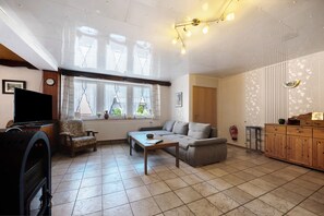 TV, fireplace, table tennis, stereo