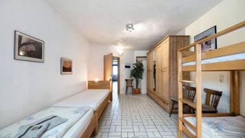 2 dormitorios, tabla de planchar con plancha, wifi gratis y ropa de cama