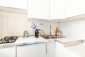 Fridge, stovetop, coffee/tea maker, electric kettle