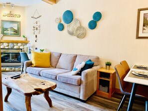 Smart TV, fireplace, DVD player - Cozy renovated 2BR 2BA TownHouse with Mountain View (Harvie Heights)