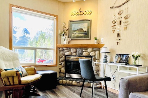 Een smart-tv, een open haard en een dvd-speler