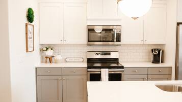 Geladeira, micro-ondas, fogão, cooktop