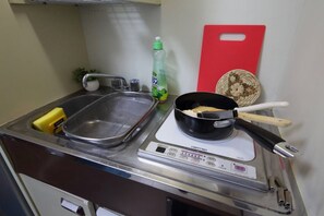 Apartment, Non Smoking | Private kitchenette | Fridge, microwave, stovetop, electric kettle