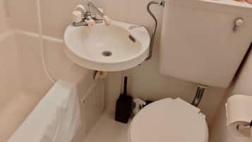 Apartment, Non Smoking | Bathroom | Combined shower/tub, hair dryer, towels