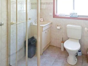 Nhà Deluxe | Phòng tắm | Buồng tắm vòi sen, khăn tắm