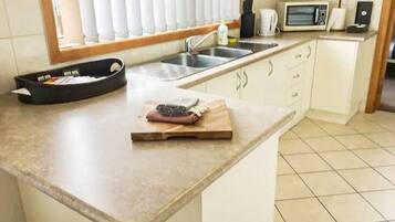 Casa conforto | Cozinha privada | Geladeira, micro-ondas, fogão, cooktop