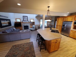 TV connectée, cheminée, lecteur de DVD, livres