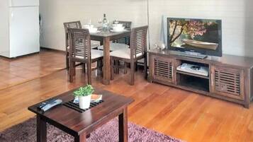 Deluxe House | Living room | Flat-screen TV