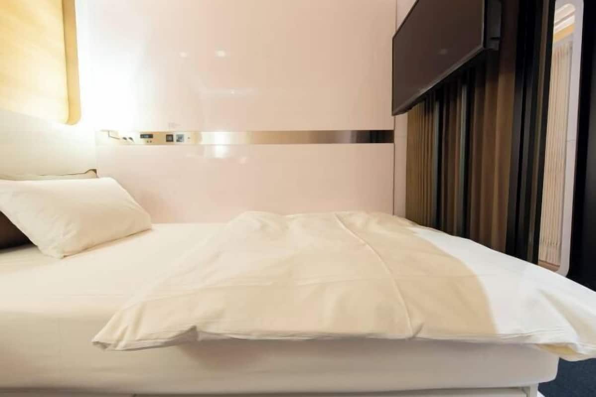 Edredón y caja de seguridad en la habitación
