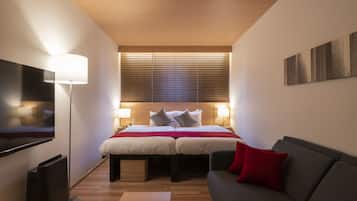 Cubrecamas y caja de seguridad en la habitación