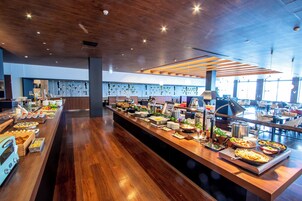Un buffet proposant une variété de plats et un décor intérieur moderne.