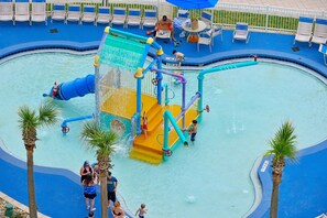 Una piscina cubierta, una piscina al aire libre