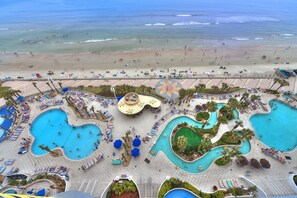 Una piscina techada, una piscina al aire libre