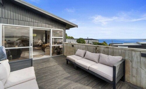 Raglan Beach House , Stunning Ocean and Harbour views out at  Ocean Beach
