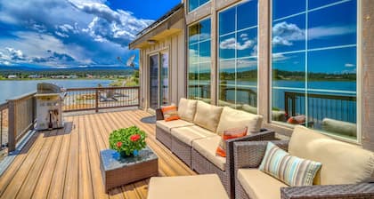 Hot Toddy: Lakefront Beauty w/ Hot Tub, Fireplace, Games, Paddleboards, 6 Min to Uptown, Lake Access