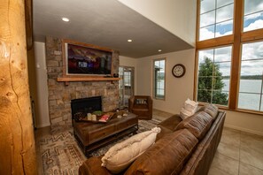 Una Smart TV, una chimenea, un reproductor de DVD