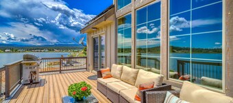 The Hot Toddy: Lakefront, Hot Tub, Pet Friendly, Fireplace, Games, Paddleboards, 6 Min to Uptown