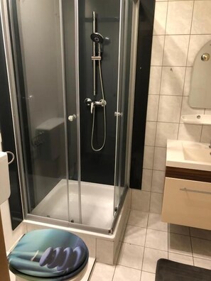 Deluxe Condo | Bathroom | Hair dryer, towels - Pension Günther (Graz)