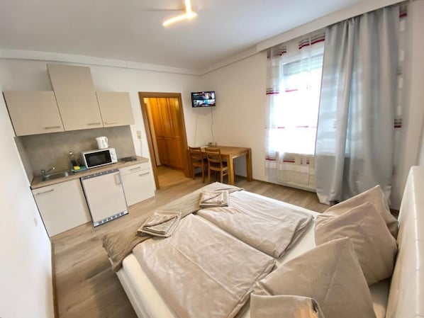 Business Double or Twin Room | Living area | 80-cm TV with satellite channels
