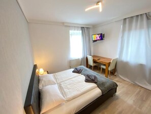 Camera Business con letto matrimoniale o 2 letti singoli | Una scrivania, postazione laptop, ferro/asse da stiro, Wi-Fi gratuito