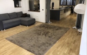 Apartamento Business | Sala de estar | Televisión de 80 cm con canales por satélite