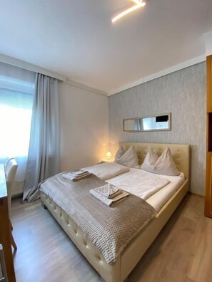 Habitación Business con 1 cama doble o 2 individuales | Escritorio y espacio para trabajar con un portátil