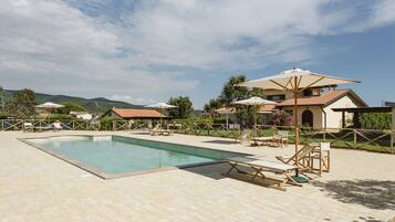 Piscine extérieure (ouverte en saison), parasols de plage
