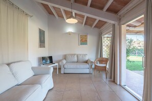 Apartamento, 1 habitación (Mezzogiorno) | Sala de estar | Una televisión de pantalla plana