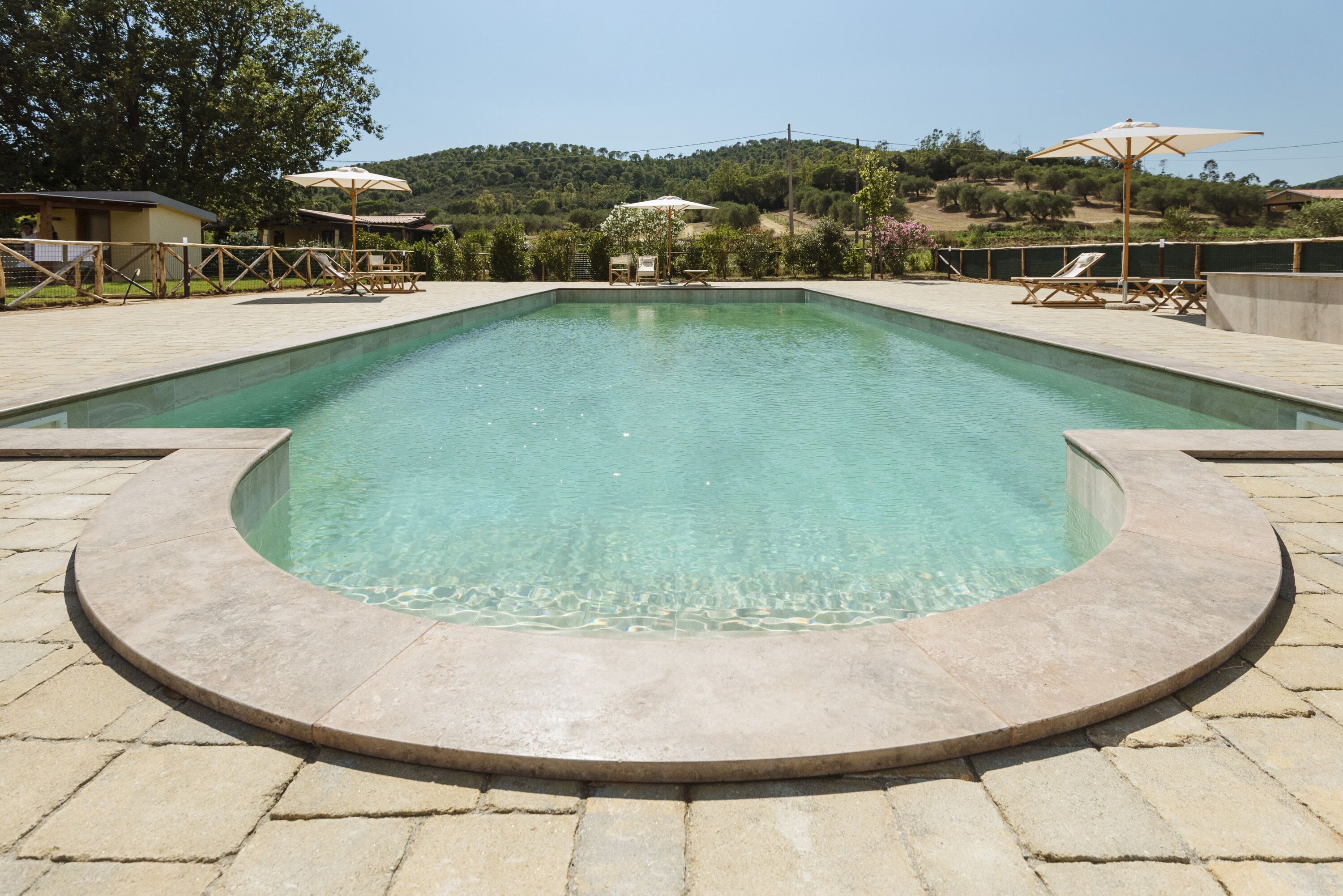 季節性室外游泳池，提供泳池遮陽傘和日光浴躺椅