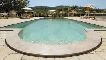 Piscine extérieure (ouverte en saison), parasols de plage