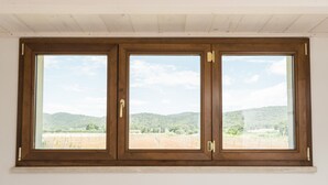 A window with a view of a hilly landscape. - Agriturismo Terre di Castiglione (Castiglione della Pescaia)