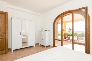 Condo | Cortinas blackout, tabla de planchar con plancha y wifi gratis 