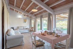 Apartment, 1 Schlafzimmer (Mezzogiorno) | Wohnzimmer | Flachbildfernseher