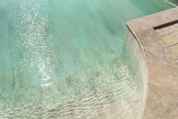 Piscine extérieure (ouverte en saison), parasols de plage