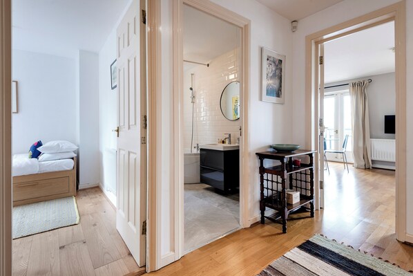 Apartment (2 Bedrooms) | Living area | TV - Panoramic Docklands Home (London)