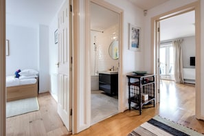 Apartemen (2 Bedrooms) | Area keluarga | TV