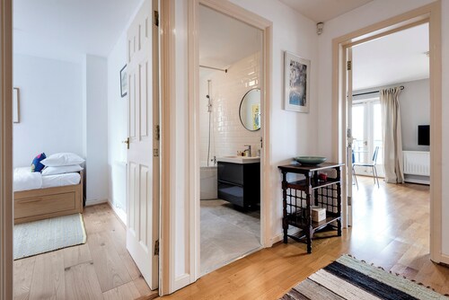 Panoramic Docklands Home