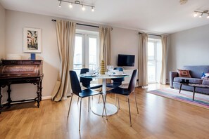 基础公寓, 1 间卧室 (2 Bedrooms) | 客房内用餐