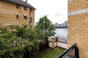 Apartment (2 Bedrooms) | Balcony - Panoramic Docklands Home (London)
