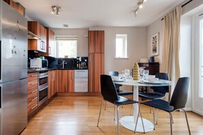 Apartamento básico, 1 quarto (2 Bedrooms) | Cozinha privada | Geladeira, micro-ondas, fogão, cafeteira/chaleira