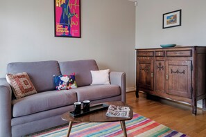 Apartamento básico, 1 quarto (2 Bedrooms) | Sala de estar | TV